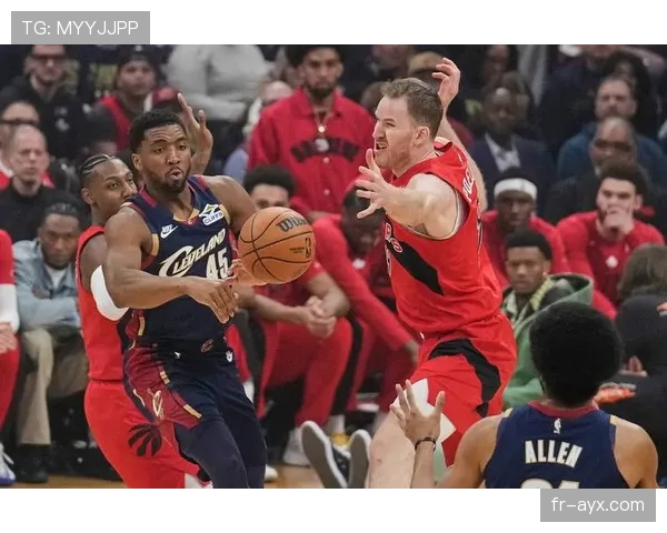 米切尔砍下高效30+，对比布克展现更强关键球掌控力