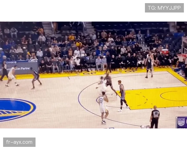 库里拉开挡拆制造空位三分效率胜单打